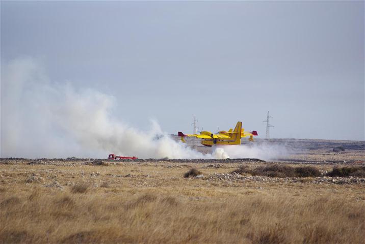 Požar na području Velog blata na Pagu