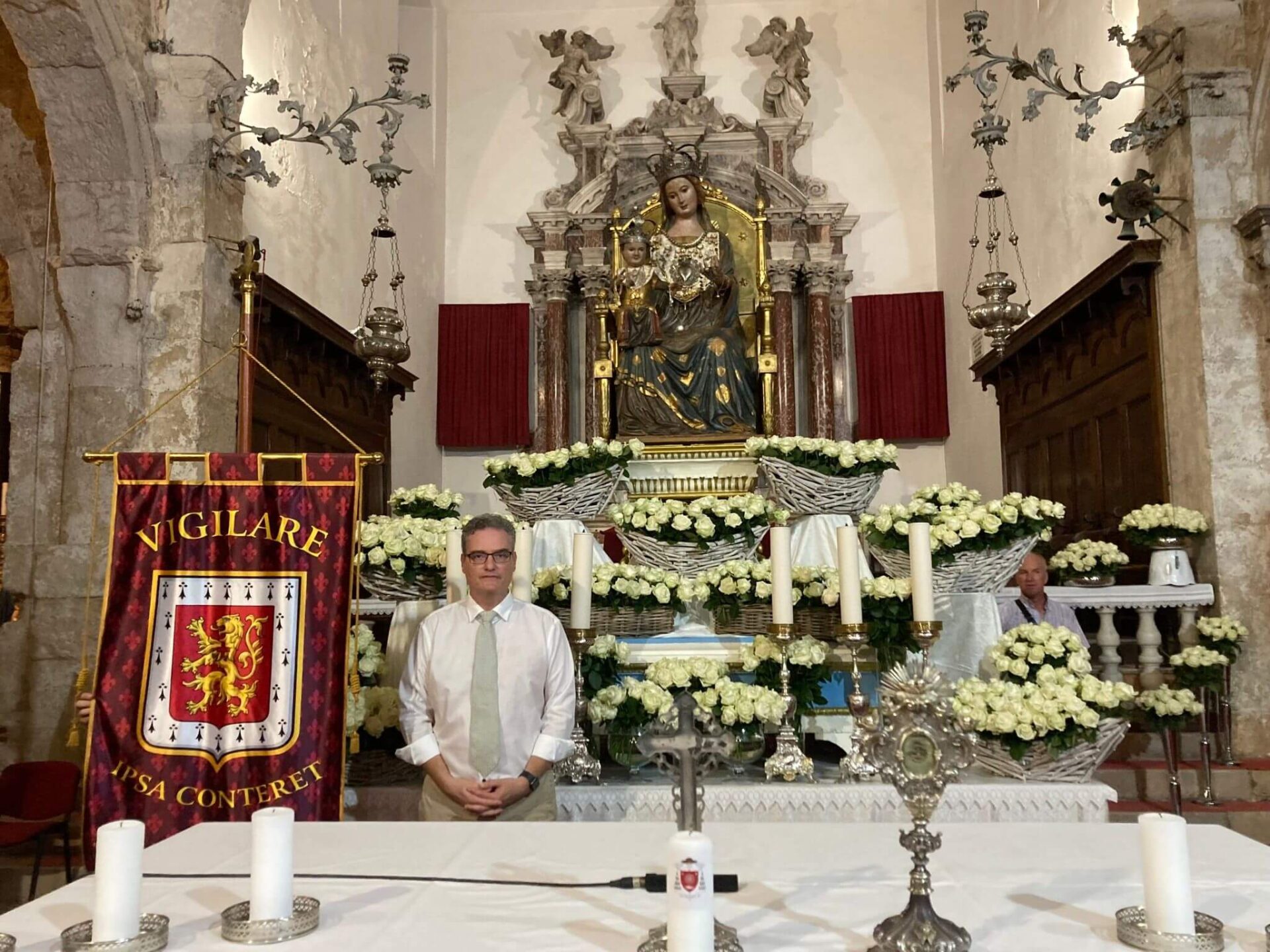 2000 bijelih ruža - poklon podupiratelja Zaklade Vigilare zbornoj crkvi Marijina Uznesenja u Pagu 