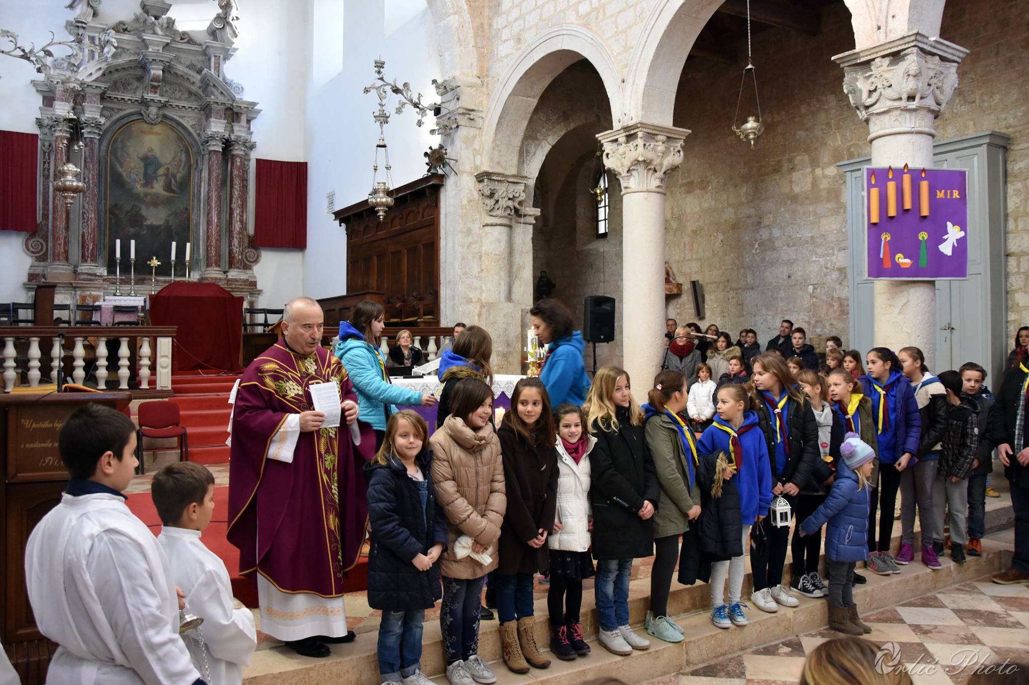 "Božićni obiteljski susret uz riječ i glazbu" i Betlehemsko svijetlo u Pagu